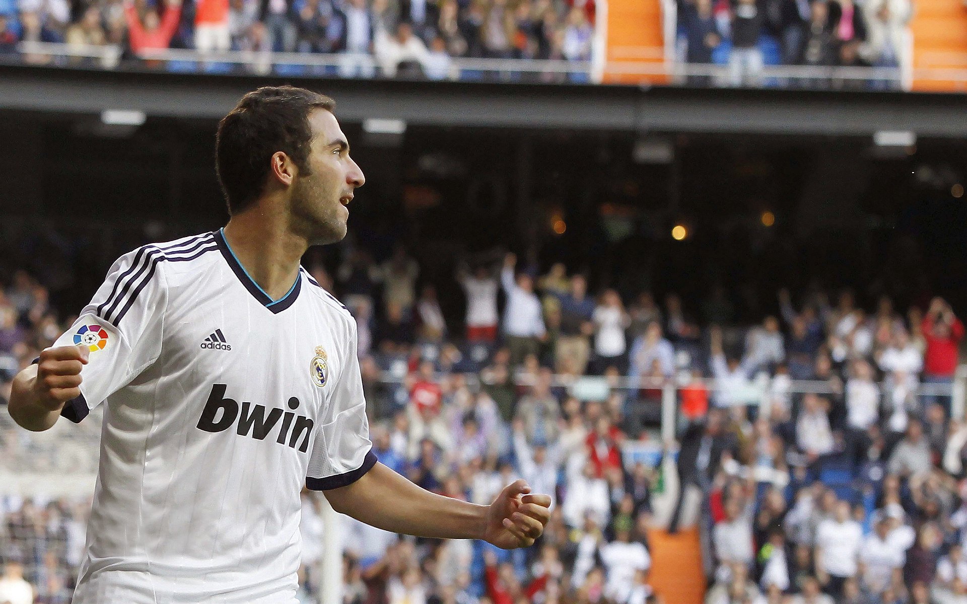 “新人崭露头角，年轻天才引领球队迎来春天”，足坛青年天才球员