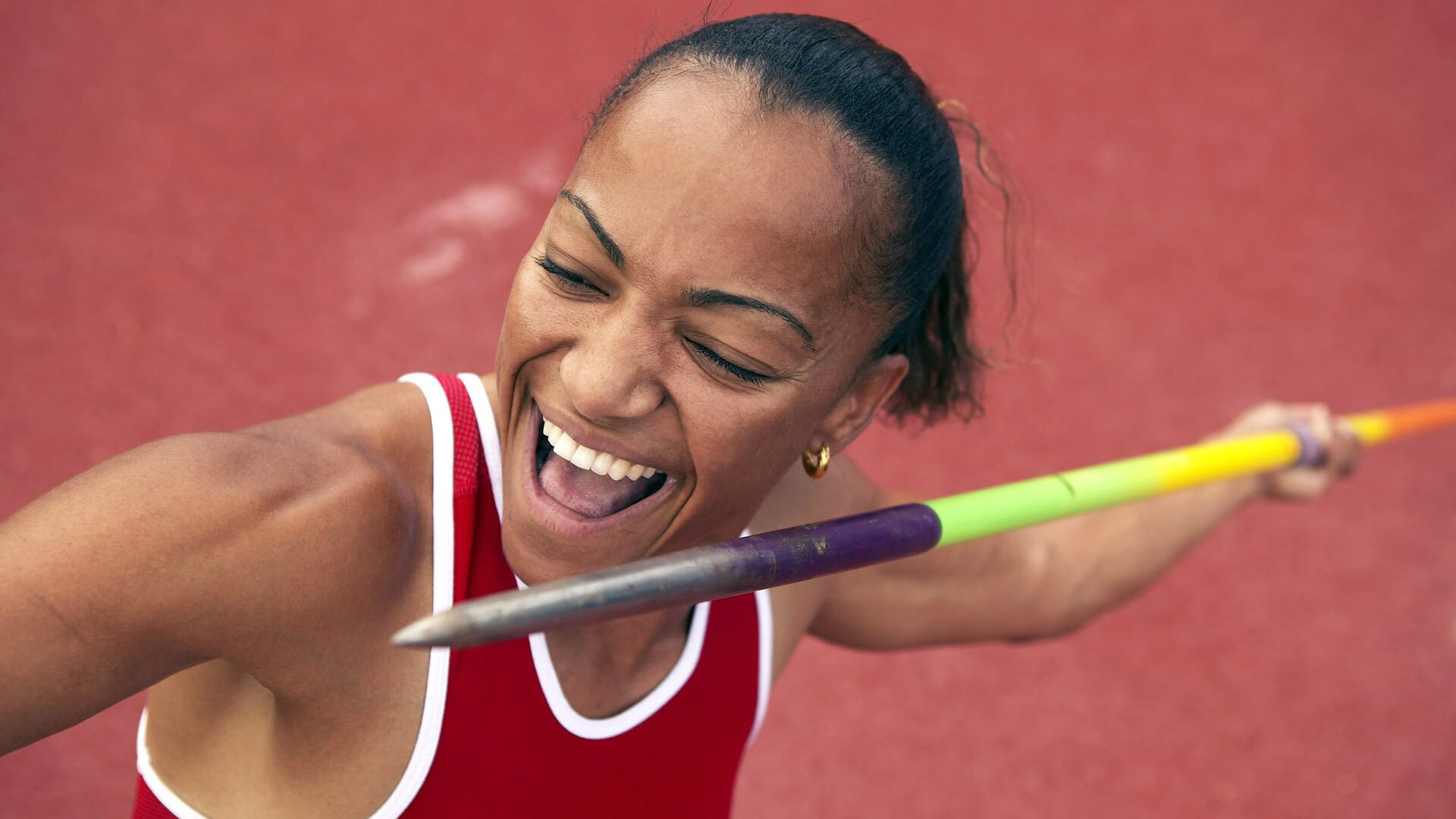 “泥泞火花：雨后赛道的疯狂对决”，雨后泥泞的路
